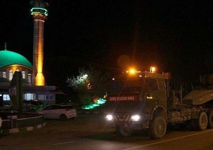 تركيا ترسل دبابات وكاسحات ألغام إلى حدودها مع سوريا