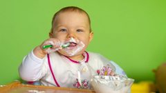 هل توسيخ الطفل لملابسه دليل على أنه عبقري؟