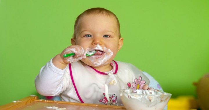 هل توسيخ الطفل لملابسه دليل على أنه عبقري؟