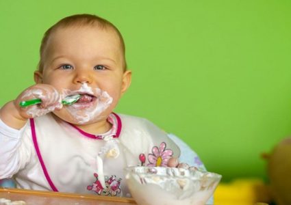 هل توسيخ الطفل لملابسه دليل على أنه عبقري؟