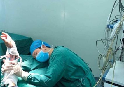صورة مؤثرة جدا لطبيب نام في غرفة العمليات