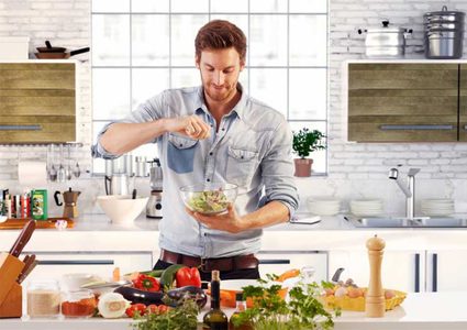 لماذا الزوج في الوطن العربي محروم من دخول المطبخ