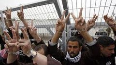هيئة الأسرى ووزارة العدل تبحثان سبل مواجهة قوانين الاحتلال