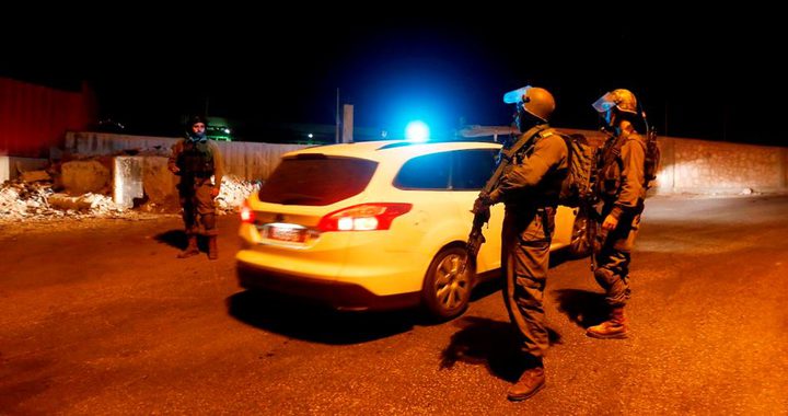 قوات الاحتلال تعتقل شاباً على حاجز شرق جنين