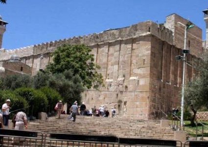 مستوطنون يعتدون على حديقة الحرم الإبراهيمي