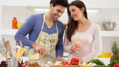 مساعدة الزوج لزوجته في أعمال المنزل تعاون أم انتقاص لرجولته