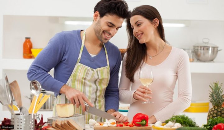 مساعدة الزوج لزوجته في أعمال المنزل تعاون أم انتقاص لرجولته