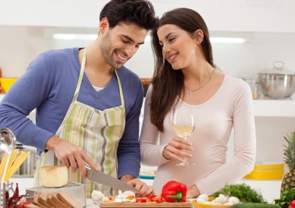 مساعدة الزوج لزوجته في أعمال المنزل تعاون أم انتقاص لرجولته