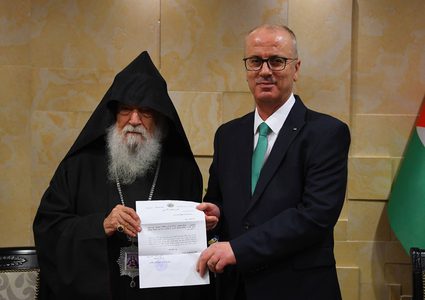 الحمد الله يتسلم دعوة لحضور قداس منتصف الليل لعيد الميلاد