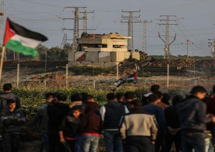 شبان يدمرون موقعا لقناصة الاحتلال على حدود غزة