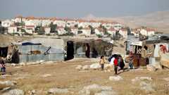 الاحتلال يجبر 13 عائلة من خربة ابزيق على مغادرة مساكنهم