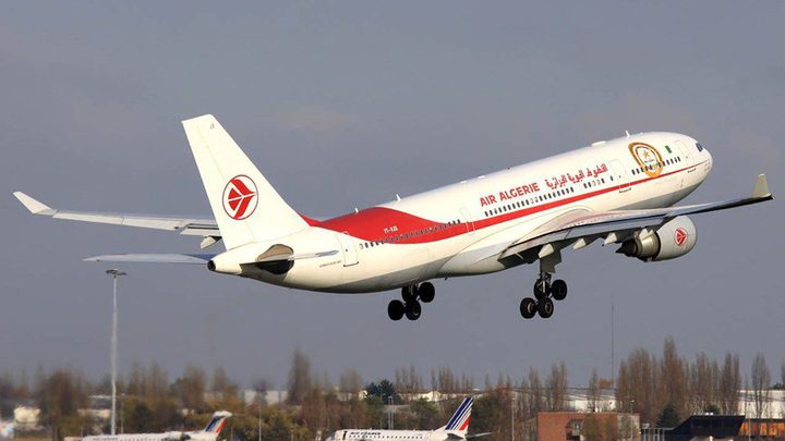 وقوع ملاسنات بين ركاب ومضيفي طائرة بسبب "الغاء وجبة"