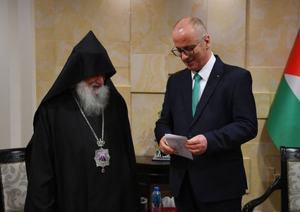 الحمد الله يتسلم دعوة لحضور قداس منتصف الليل لعيد الميلاد