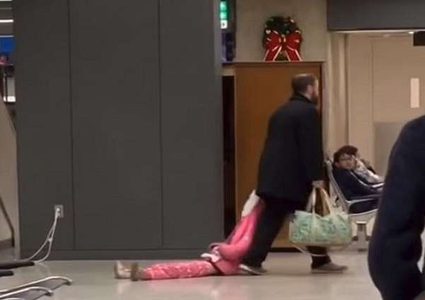 شاهد كيف "يسحب" أب ابنته في المطار!