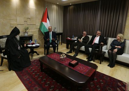 الحمد الله يتسلم دعوة لحضور قداس منتصف الليل لعيد الميلاد