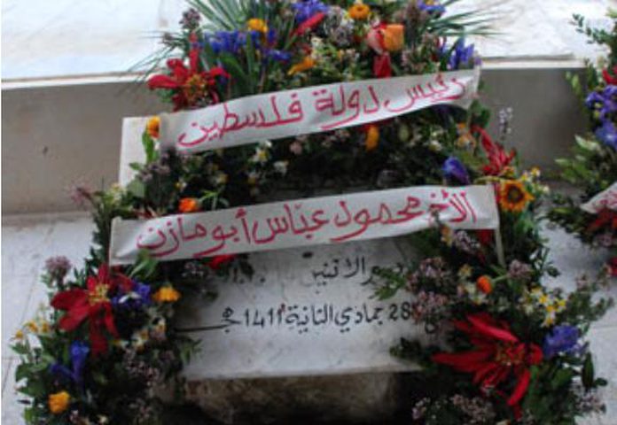 أكاليل زهور باسم الرئيس على أضرحة شهداء الثورة بتونس