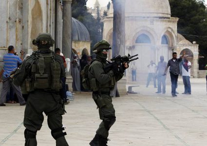 الاحتلال يعتقل مواطنين فور خروجهما من المسجد الاقصى