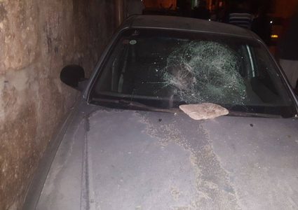 الاحتلال يعتدي على مواطن مقدسي ويحطم مركبته