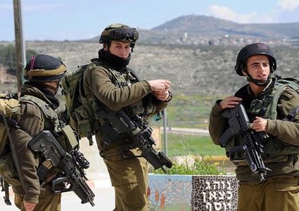 الاحتلال يخطر بوقف العمل في منزل وبركس وبئر مياه في يطا