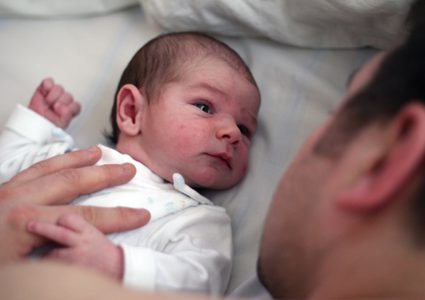 لماذا يعد استيقاظ طفلك طوال الليل أمرا جيدا؟