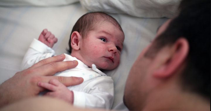 لماذا يعد استيقاظ طفلك طوال الليل أمرا جيدا؟