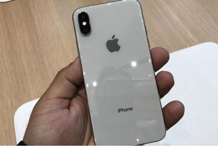 "آبل" تطرح "آيفون" بثلاث كاميرات هذا العام