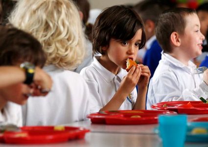 مديرة مدرسة بريطانية: لدينا تلاميذ يأكلون من صناديق القمامة