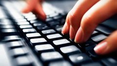 خدعة في لوحة مفاتيح الكمبيوتر تنقذك من "صدمة الأحرف الكبيرة"
