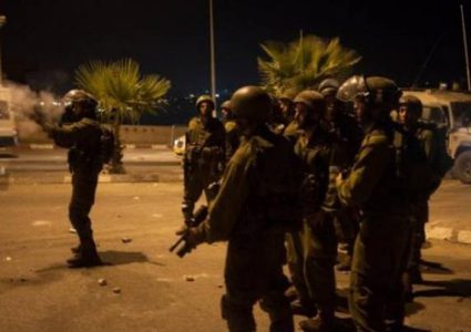 الاحتلال يقتحم شرق قلقيلية والشبان يرشقونه بزجاجات حارقة