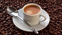 لعشاق القهوة : هل رأيت سابقا كيف تجهز القهوة لتصل اليك؟