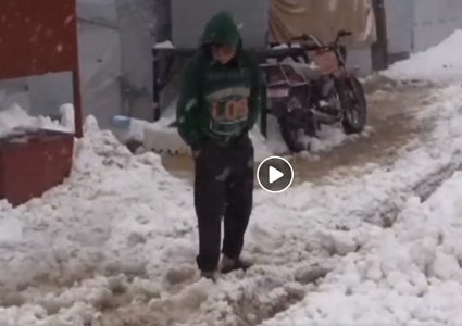 عاصفة ثلجية تضرب أكبر مخيم للاجئين السوريين في لبنان