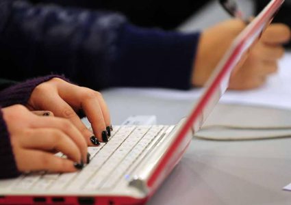 خدعة في لوحة مفاتيح الكمبيوتر تنقذك من "صدمة الأحرف الكبيرة"