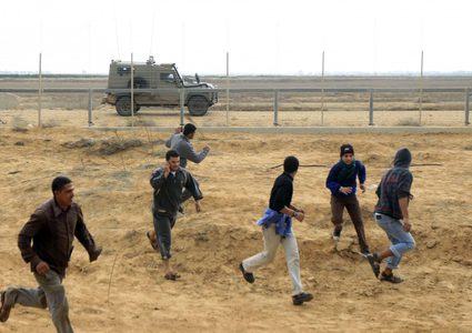 الاحتلال يطلق النار صوب شبان قرب السياج الفاصل