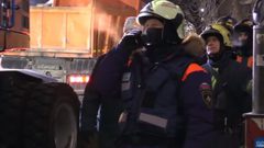 اكثر من 100 شخص يحاولن انقاذ طفلة من حفرة