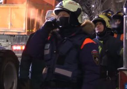 اكثر من 100 شخص يحاولن انقاذ طفلة من حفرة