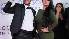 الشتاء يجبر أحمد الفيشاوي وزوجته على "جلسة تصوير" محتشمة