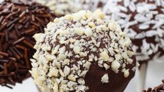 كرات الكيك بالشوكولاتة