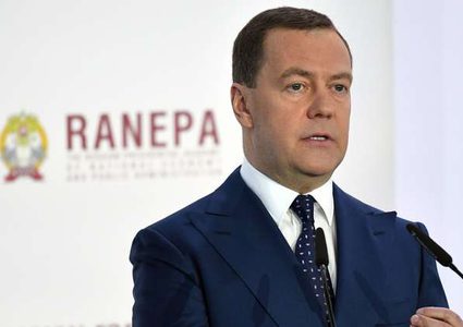 مدفيديف يؤكد مواصلة روسيا الابتعاد عن الدولار