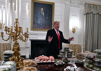 ترمب يتحمل نفقات الوجبات من ماله الخاص بسبب الاغلاق الحكومي