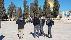 الاحتلال يبعد أربعةً من حراس المسجد الأقصى عن مكان عملهم