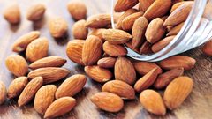 خبراء في التغذية ينصحون بتناول اللوز قبل النوم