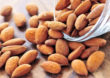 خبراء في التغذية ينصحون بتناول اللوز قبل النوم