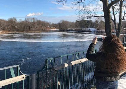 شاهد.. قرص ثلج عملاق في نهر يلفت أنظار العالم