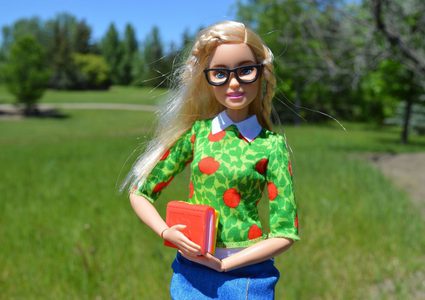 الدمية الأكثر شهرة في العالم تحتفل بعيد ميلادها الـ60