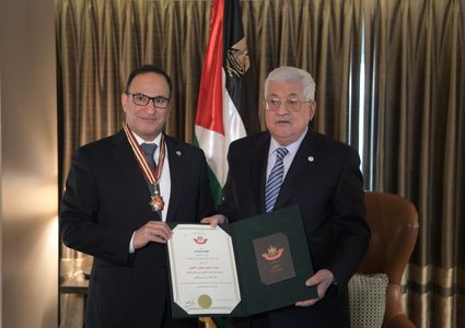 الرئيس يمنح مندوب الكويت الدائم بالأمم المتحدة "نجمة القدس"
