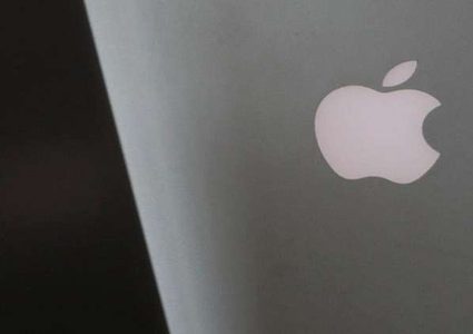 "آبل" تطرح "آيفون" بثلاث كاميرات هذا العام