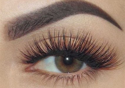 فى 10 دقائق.. تخلصي من فراغات الحواجب وكثفي رموشك