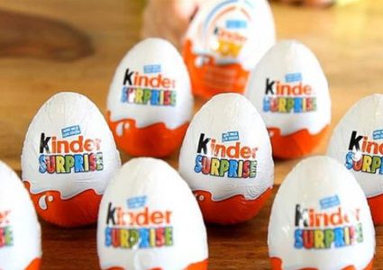 لعبة "مشبوهة" في بيضة "كيندر".. والشركة تعتذر