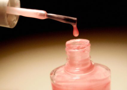 أبرز صيحات ألوان طلاء الأظافر 2019