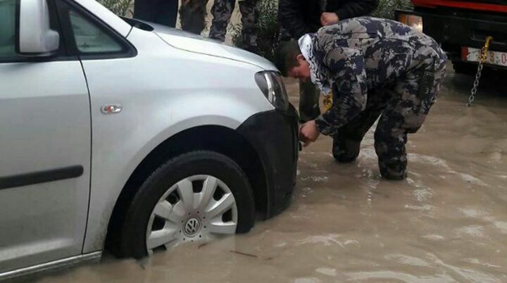 إصابة ضابطي شرطة أثناء مساعدة المواطنين بالمنخفض الجوي